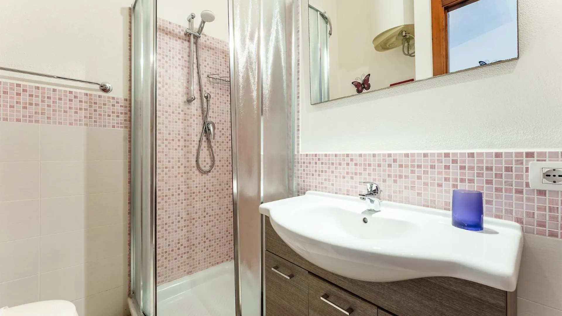 Purple House, 30M To Beach Pula