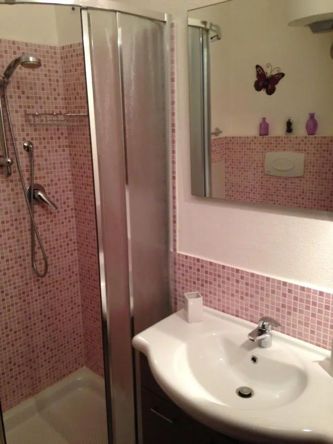 Appartamento Purple House, 30M To Beach Pula Italia